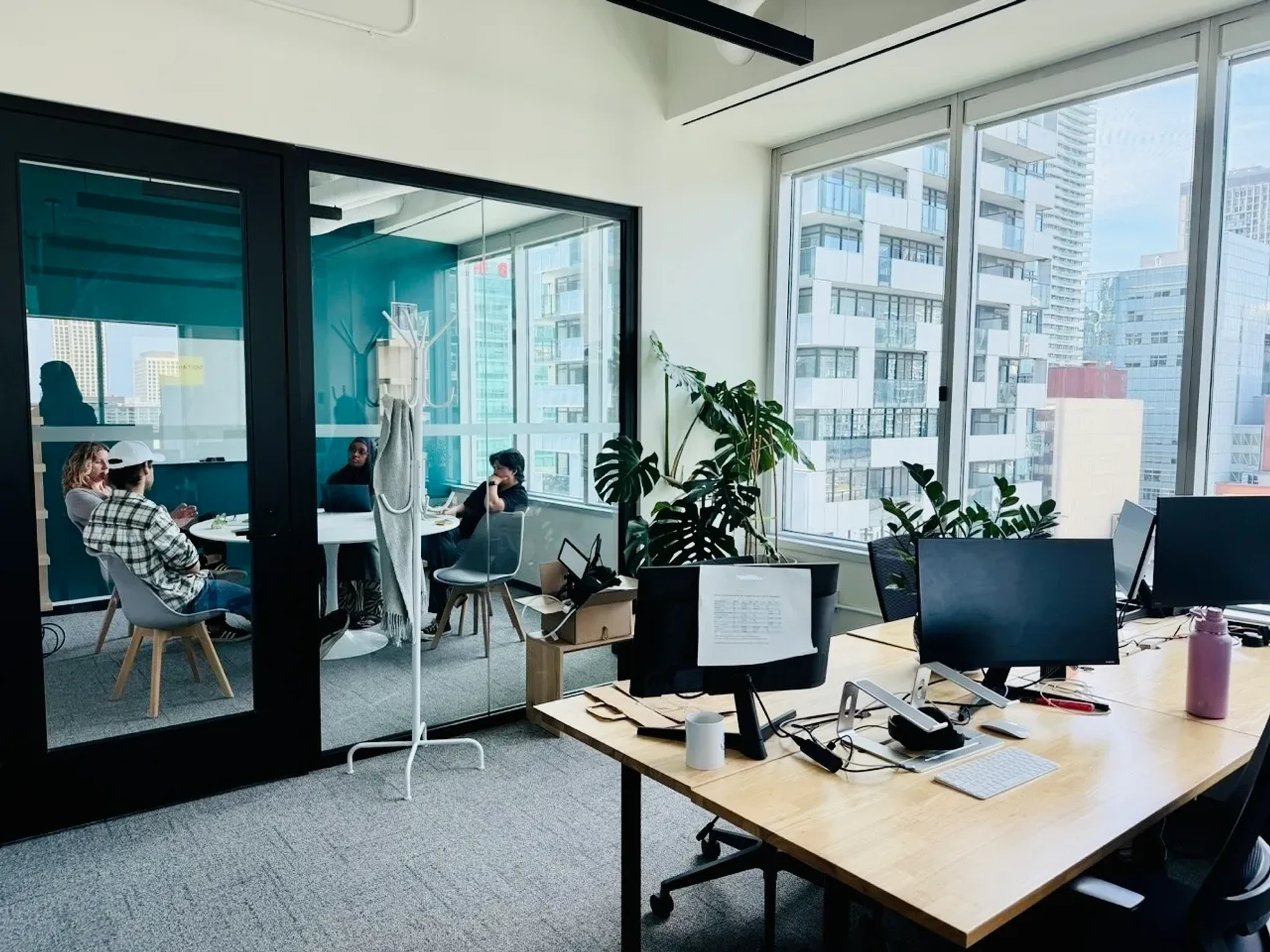 Gran espacio de trabajo de Industrious a medida para equipos empresariales