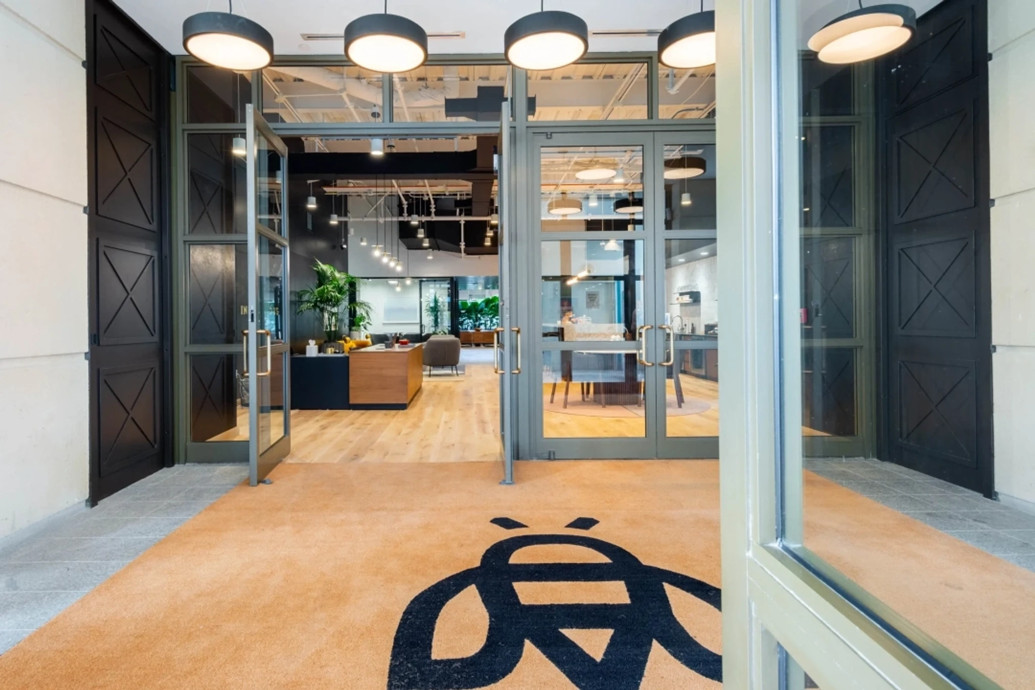 Atrium-Arbeitsplatz mit Tageslicht
