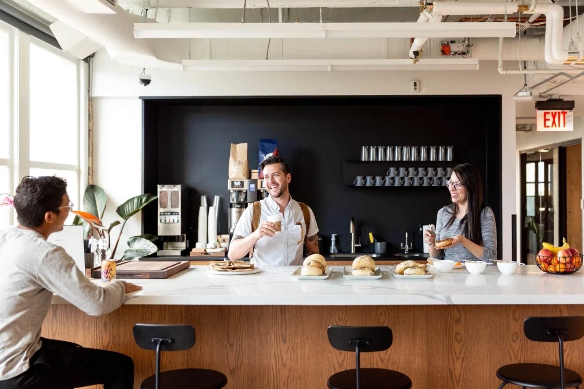 Kaffeebar in einer Industrious-Lounge