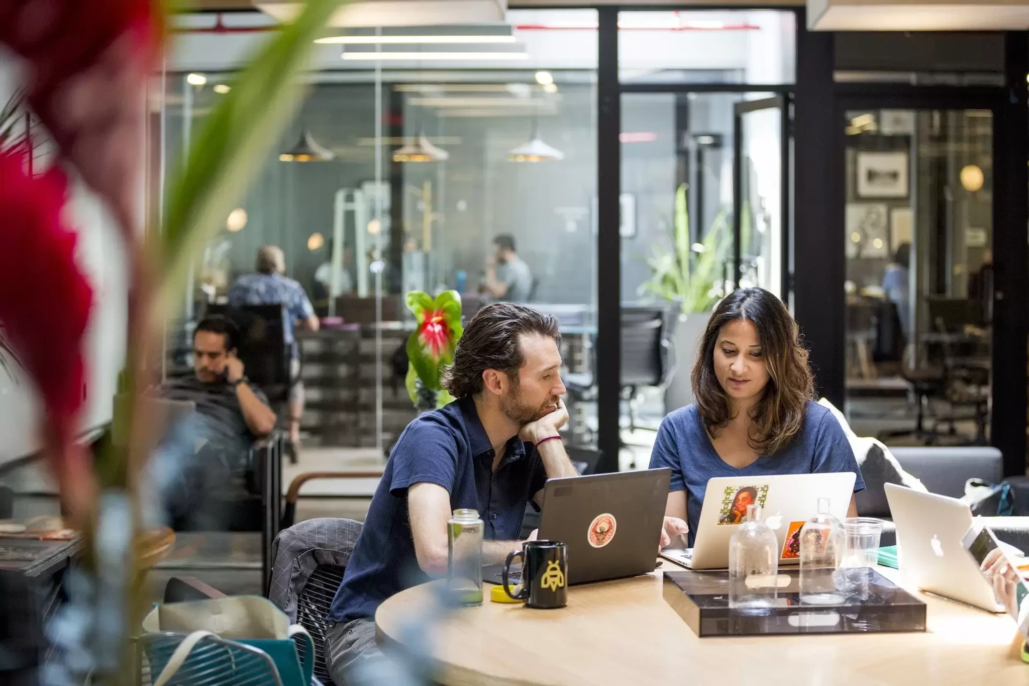Gran espacio de trabajo compartido donde los miembros se conectan