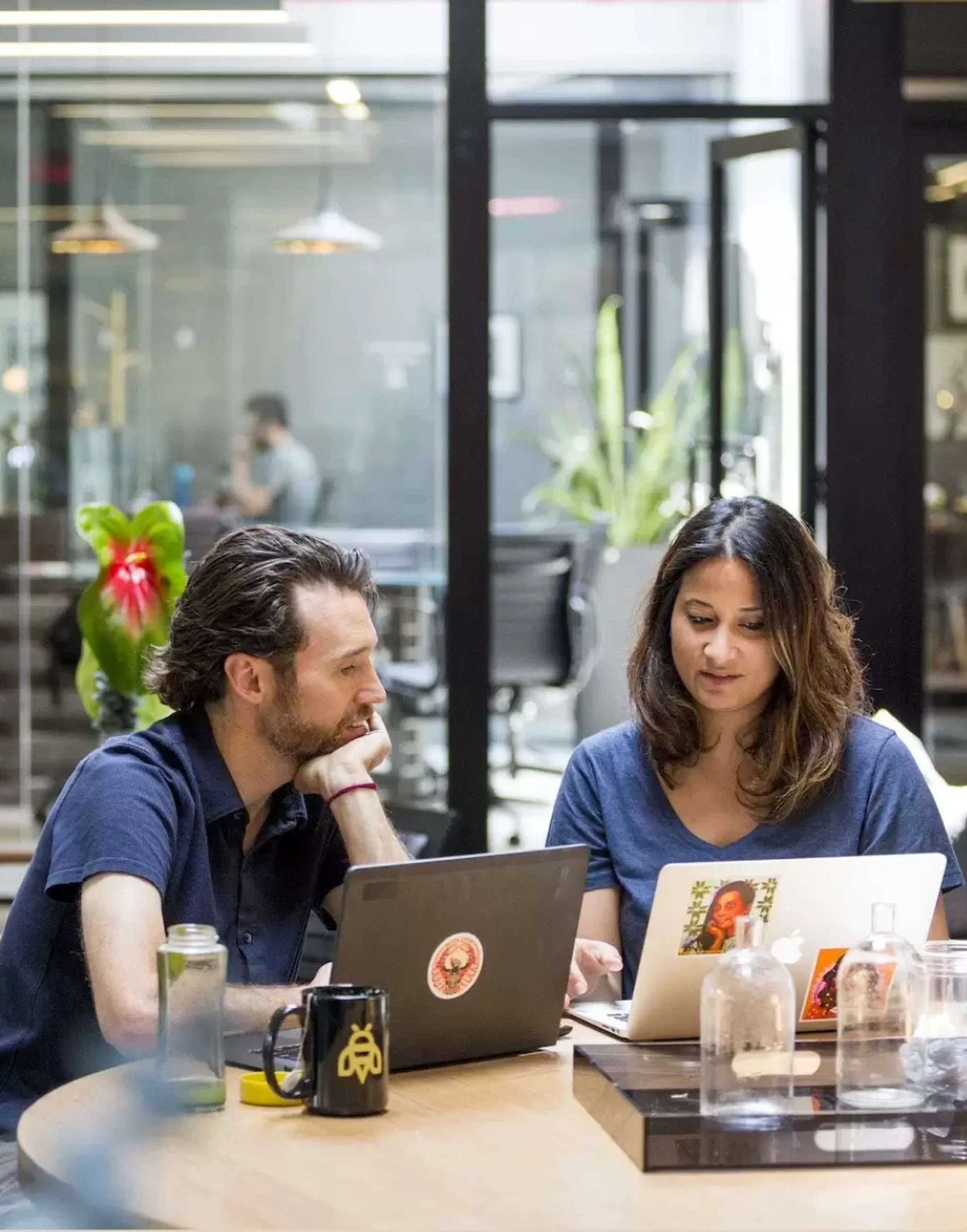 Equipo colaborando en un espacio de trabajo de Industrious