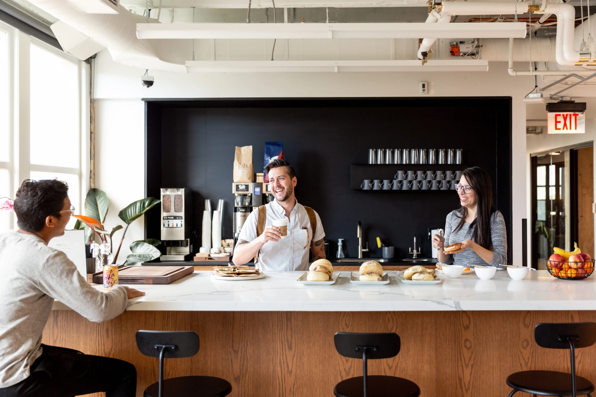 Personas tomando café en la cocina