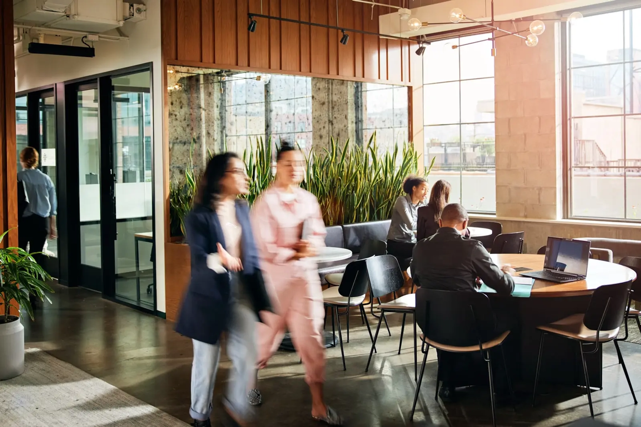 Personas trabajando en un espacio de coworking