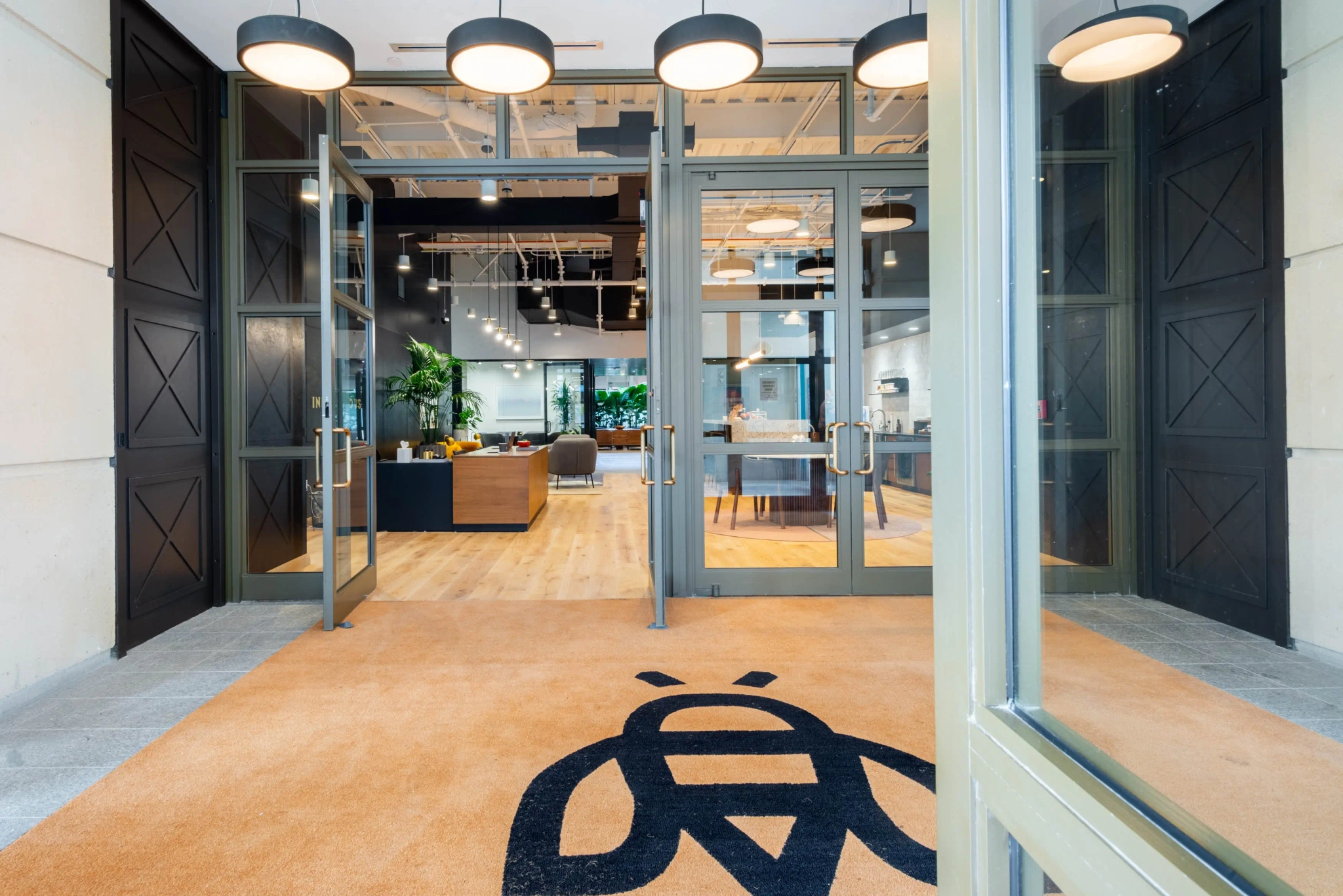 Una entrada en una oficina de Industrious