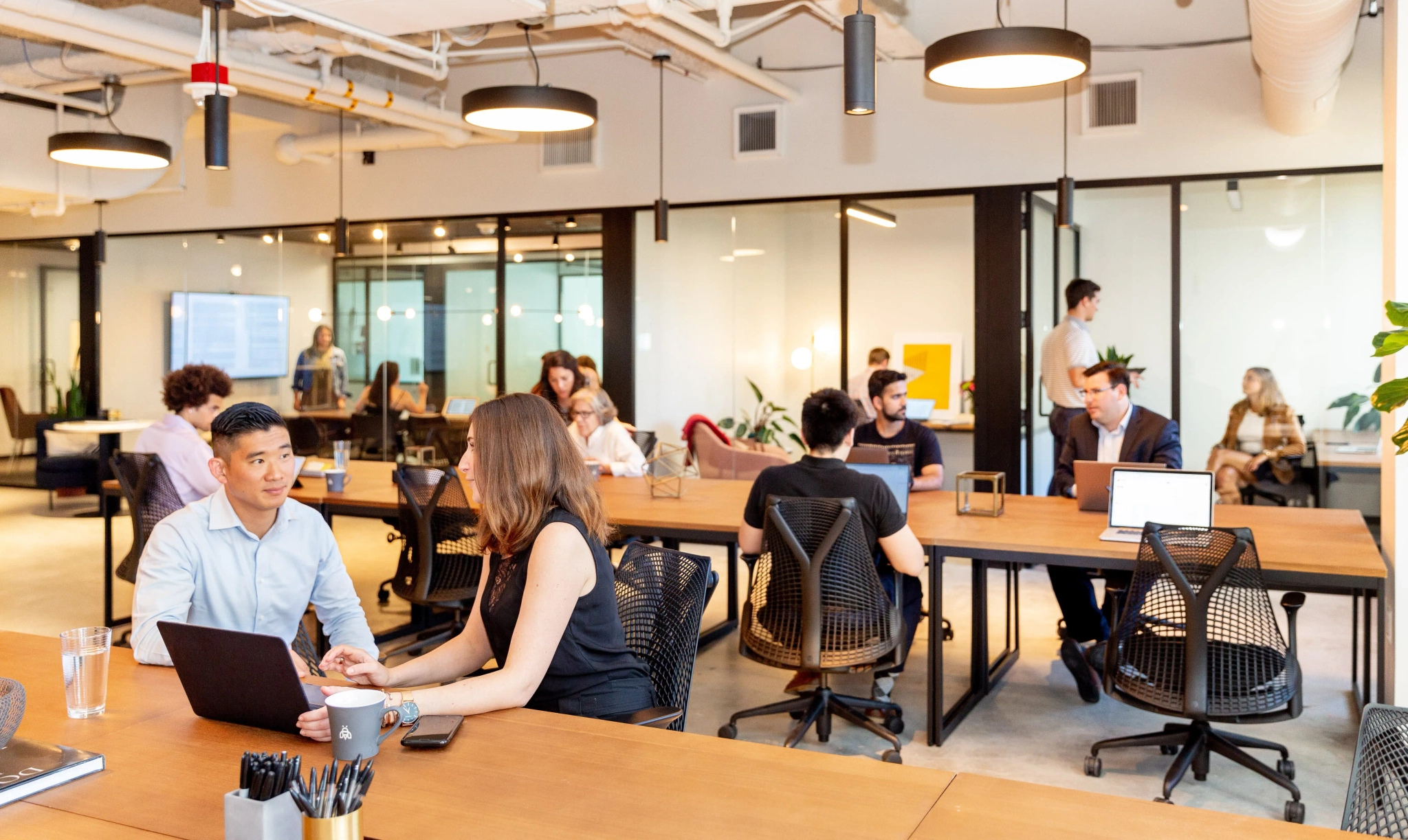 Personas en un espacio de coworking