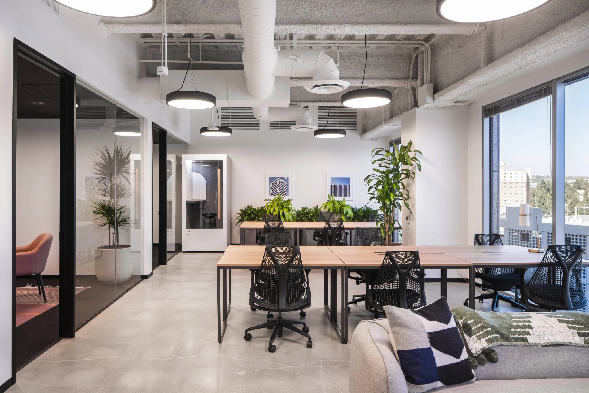 Un espacio de coworking vacío