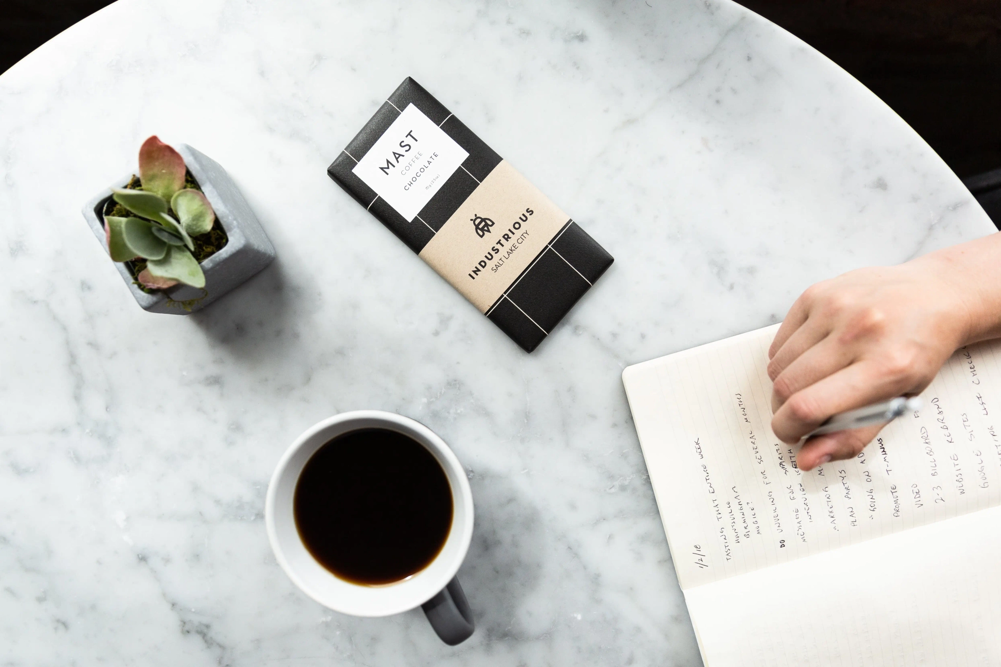 Un café y un bloc de notas en una mesa